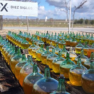 El vino que envejece al sol en damajuanas: arte y tradición