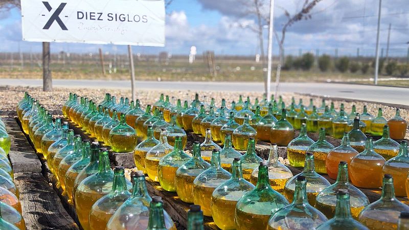 El vino que envejece al sol en damajuanas: arte y tradición - En clave Turismo | Escuchar