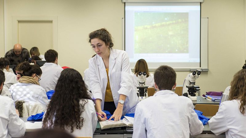 Medicina i Odontologia lideren els salaris dels graduats | Escoltar