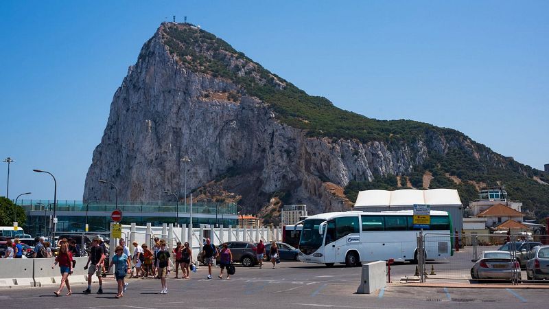 Fin de mes - Un nuevo comienzo para los trabajadores españoles en Gibraltar - Escuchar ahora