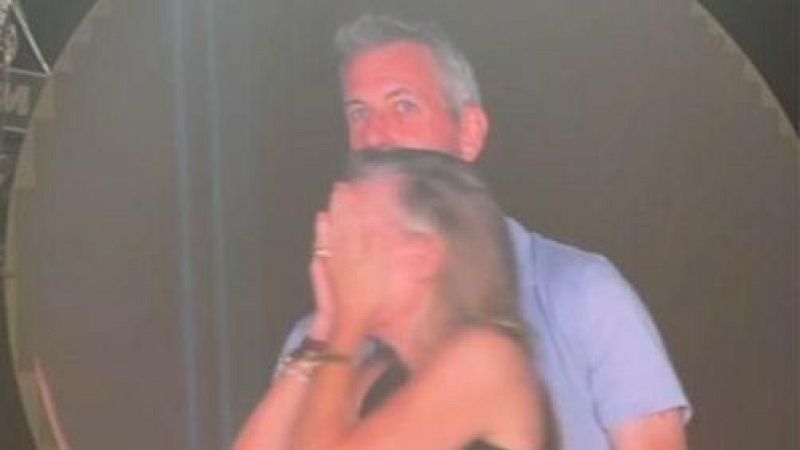 Bon dia i bona sort - Qu� se n'ha fet dels protagonistes de la kiss cam de Coldplay? - Bon dia i bona sort | Escoltar