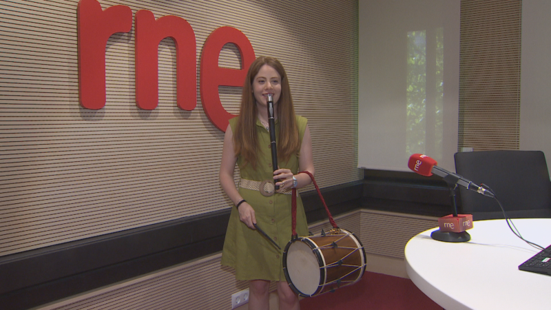 Ainhoa txistulari que rompe con años tradición en Pamplona - Navarra Informativos | Escuchar