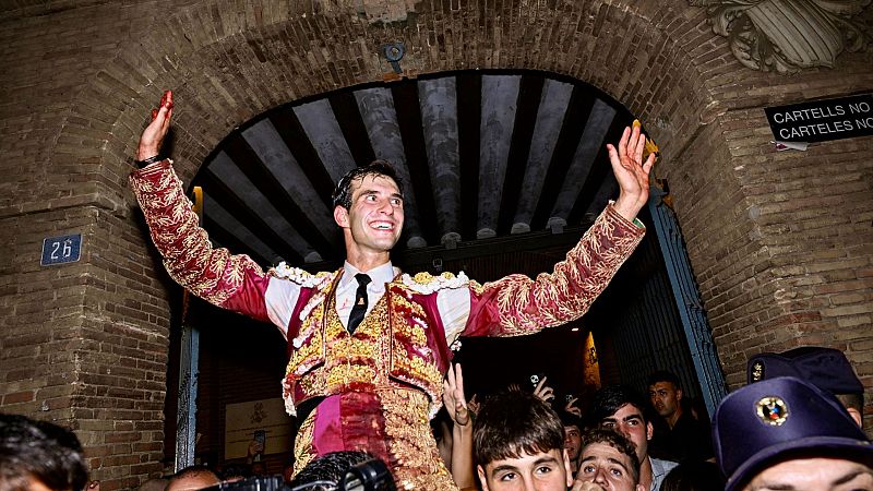 Puerta Grande de Samuel Navalón en Valencia, de Álvaro Serrano en Santander y entrevista a Tomás Rufo, el triunfador de San Fermín 2026 - Clarín | Escuchar
