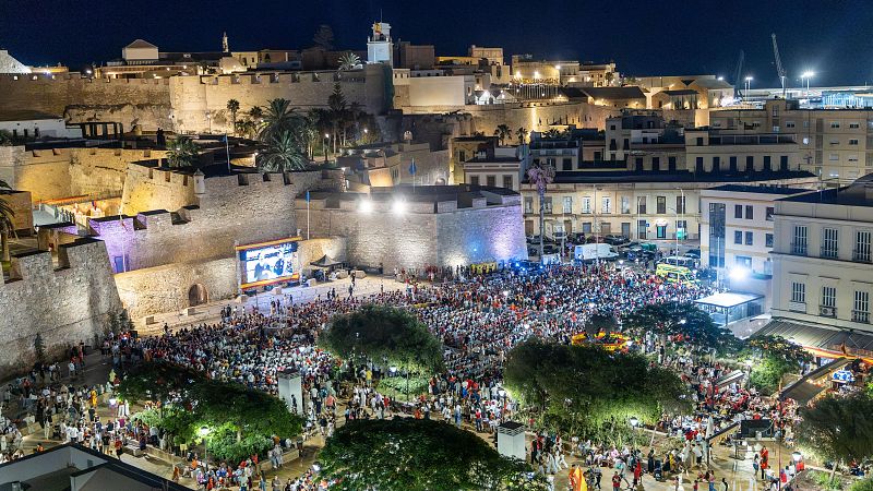 Melilla se echa a la calle para celebrar el segundo Mundial de España | Escuchar