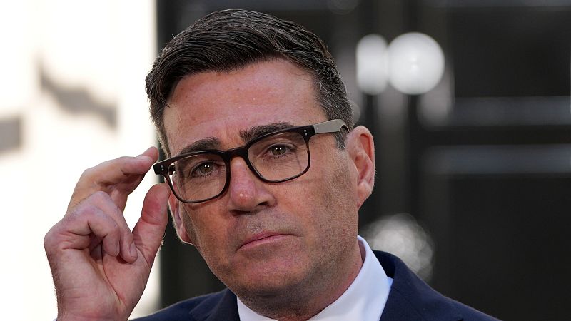 Crónica internacional -   El nuevo primer ministro británico, Andy Burnham, dará a conocer hoy los restantes nombres que integrarán su gobierno - Escuchar ahora