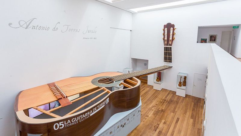 Viaje a los orígenes de la guitarra española - Marca España | Escuchar