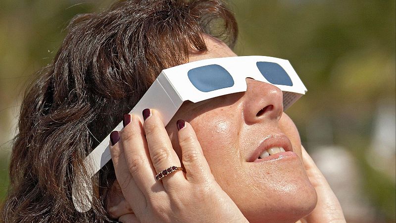 El eclipse del 12 de agosto fomenta el auge del astroturismo - A golpe de bit | Escuchar