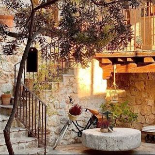 Agua, pinos y piedra en una casa con encanto en la Alcarria