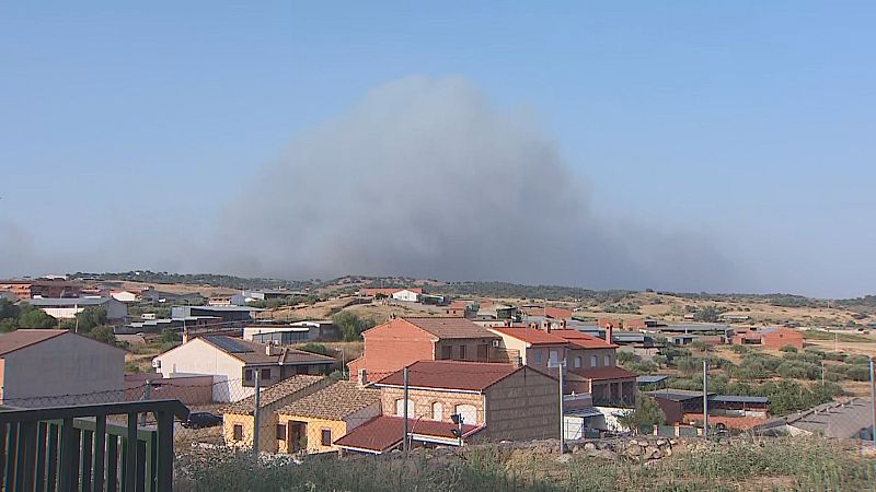 Afectadas una veintena de viviendas por el incendio de Almorox - Castilla-La Mancha Informativos | Escuchar