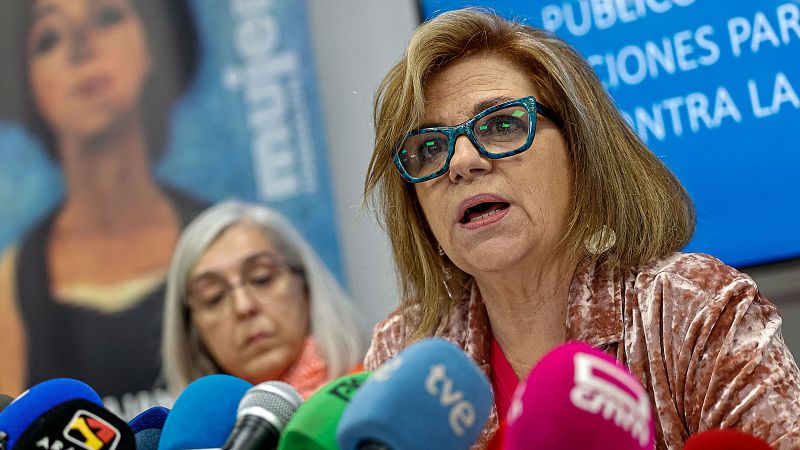 Elena Valenciano: "Zapatero no debería haber ido a televisión" - Las mañanas de RNE | Escuchar