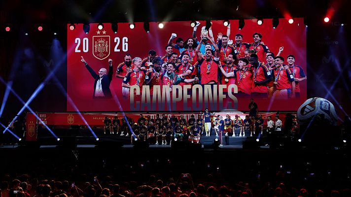 España homenajea a los campeones del mundo de fútbol - La hinchada | Escuchar