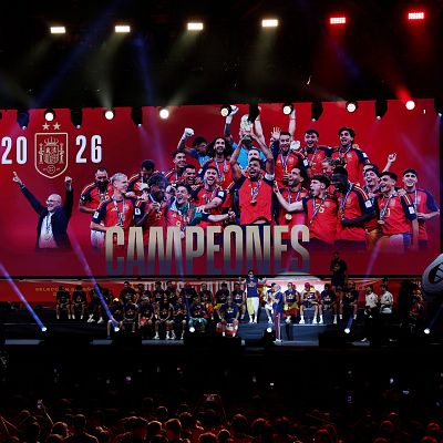 España homenajea a los campeones del mundo de fútbol - La hinchada | Escuchar
