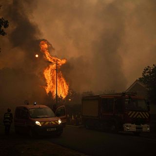 El fuego devora miles de hectáreas en Francia