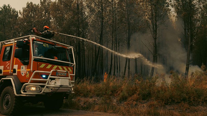 En Francia, la nueva ola de calor podría complicar la lucha contra los numerosos focos de fuego activos, en especial el cercano a Burdeos - Escuchar ahora
