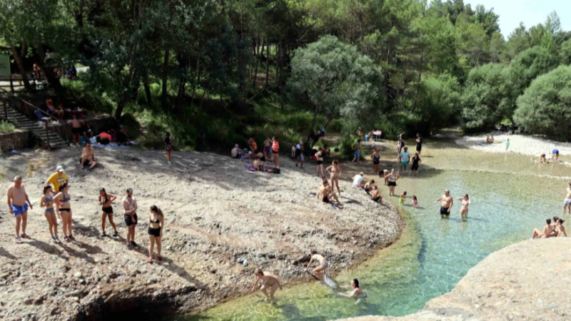 Els ajuntaments regulen l'accés de banyistes a espais naturals com ara gorgs i rieres
