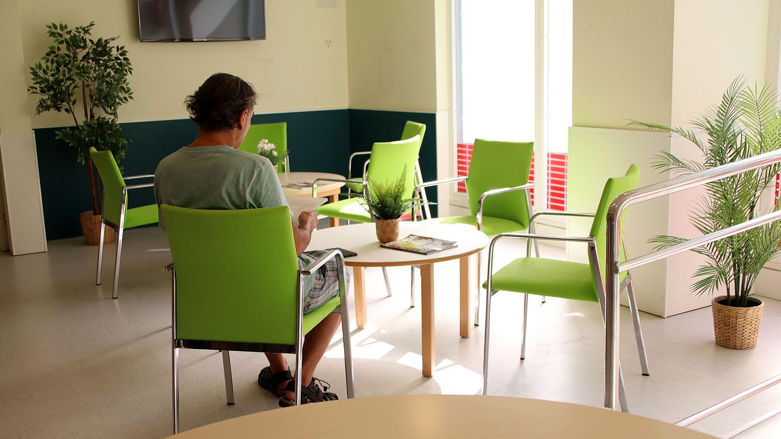 Barcelona obre un refugi diürn contra la calor per a persones sense llar