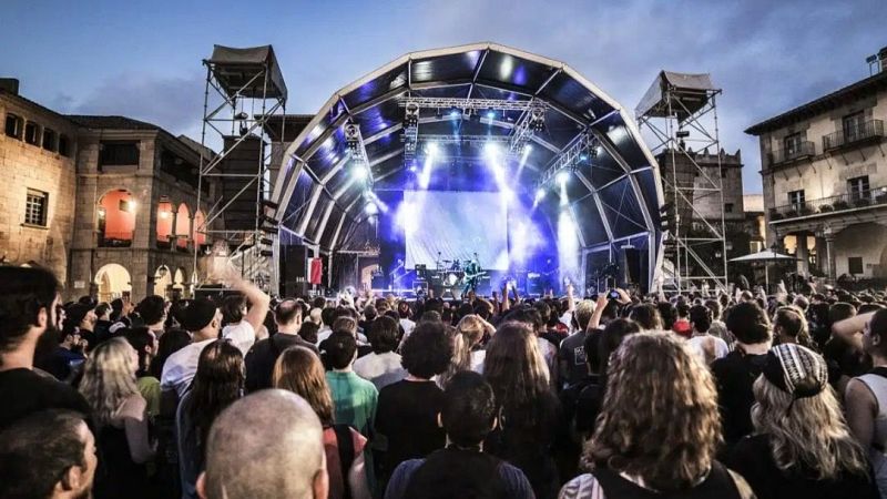 Estiu XL - Nits en viu al Poble Espanyol - Consells per canviar de feina - Els joves beuen menys alcohol - Estiu XL | Escoltar