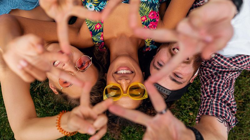 L'amistat tamb� fa vacances? D'altres nom�s reviuen durant aquestes� - El mat� de R�dio 4 | Escoltar