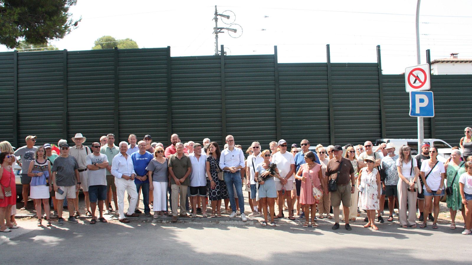 Veïns de Roda de Berà rebutgen les barreres instal·lades per Adif | Escoltar