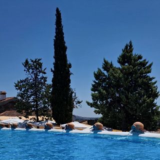 Huelva - La Laguna de Cañaveral de León: una piscina natural en el centro del pueblo y con vistas a la sierra onubense