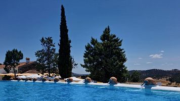 Huelva - La Laguna de Ca�averal de Le�n: una piscina natural en el centro del pueblo y con vistas a la sierra onubense