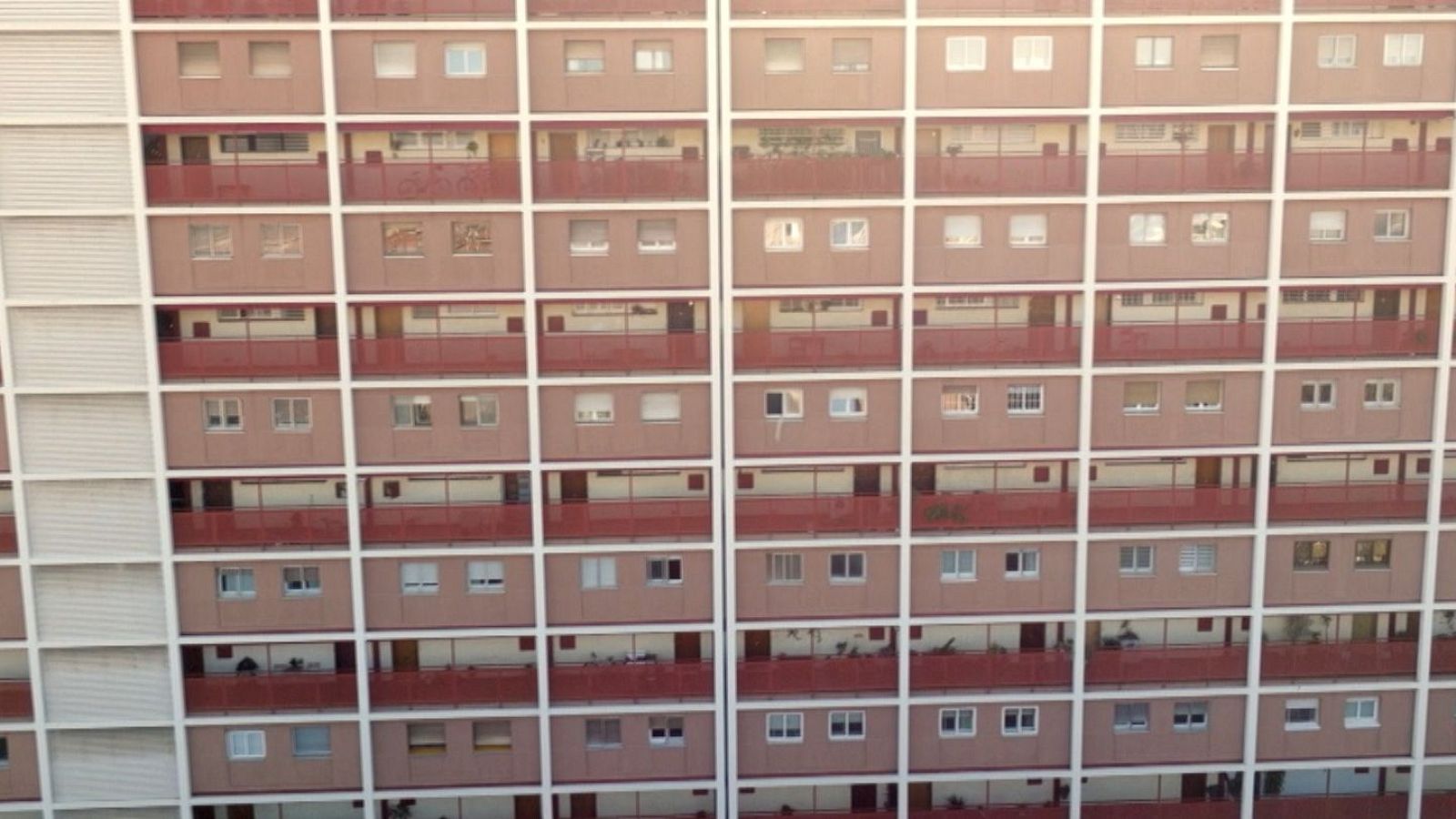Revés jurídic a la llei dels Comuns per limitar la compra especulativa d'habitatge | Escoltar