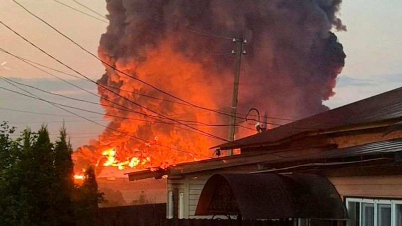 Crónica internacional -  Kiev, la capital ucraniana, ha sufrido esta madrugada un nuevo ataque ruso, uno de los más trágicos, en palabras de las autoridades - Escuchar ahora