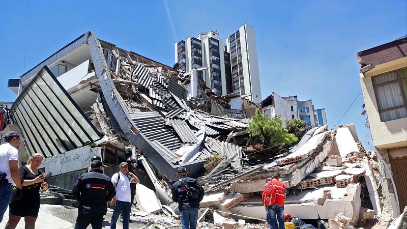 Cinco Continentes - Un fuerte terremoto sacude Colombia - Escuchar ahora