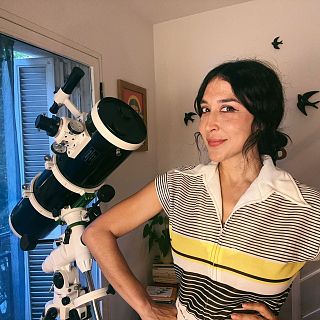 Anni B Sweet nos descubre su interés por la astronomía