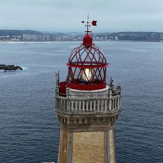 El faro de Avilés, testigo del Eclipse: ¿tendrán que guiar a los barcos durante la oscuridad?