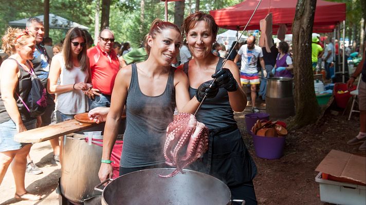 'Pulpeiras' de O Carballiño, el alma de la Festa do Pulpo - Celebrando España | Escuchar