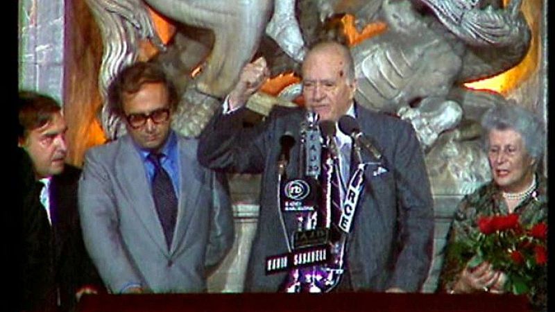 Josep Tarradellas arriba a Barcelona en el seu retorn a Espanya i pronuncia diversos discursos a la pla�a de Sant Jaume i al Sal� Sant Jordi del Palau de la Generalitat.