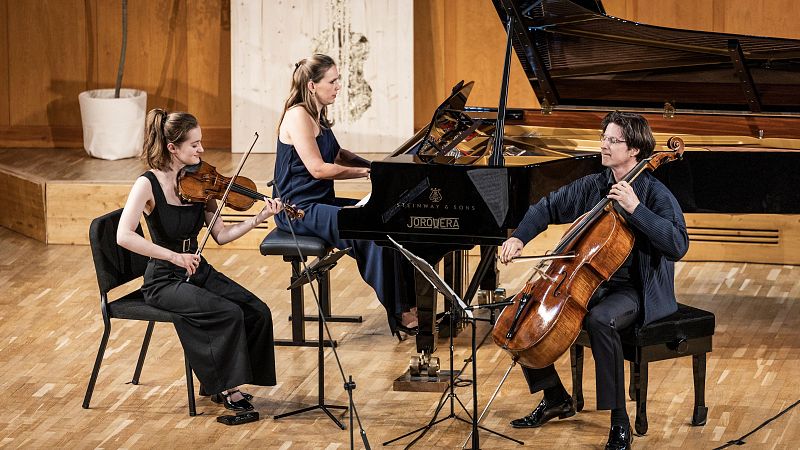 Concierto de verano - Daniel M�ller-Schott en el concierto inaugural del Festival 'Pau Casals' - 13/08/26 - Concierto de verano | Escuchar