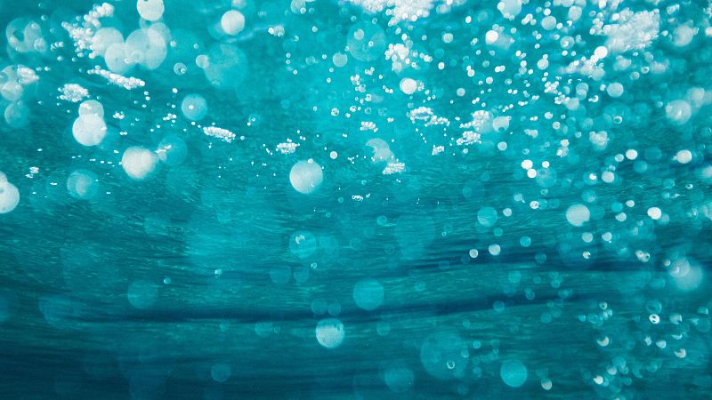 Reflejos en el agua I - Lauren - 13/08/26 - Reflejos en el agua | Escuchar