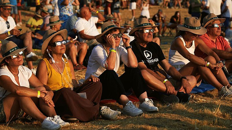 Fin de mes - Así se han comportado los turistas del eclipse - Escuchar ahora
