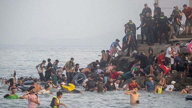 El mat� de R�dio 4 - Edici� Estiu - Ceuta, 18 dies despr�s: milers de migrants continuen pendents del seu futur - El mat� de R�dio 4 | Escoltar