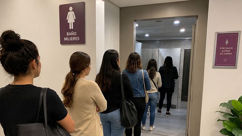 Las colas en los baños públicos de mujeres, un cuestión estructural - Navarra Informativos | Escuchar
