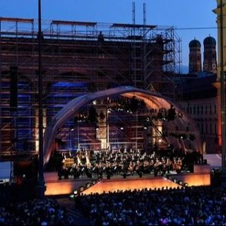 María Dueñas y la Orq. Fil. de Munich en la Plaza Odeon de Munich