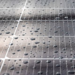 Gotas de lluvia para generar electricidad, las nuevas placas