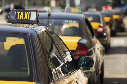 Demanar un taxi en cadira de rodes surt car: fins a 40 euros per reservar-lo a Barcelona