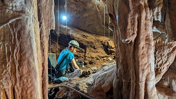 Descubren una nueva sala en las Cuevas de Fuentes de León que conecta dos cavidades del monumento natural