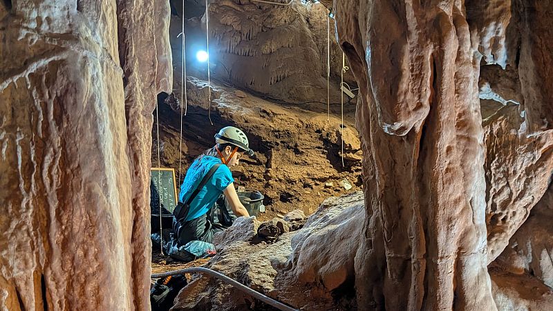 Un nuevo hallazgo conecta dos cuevas en Fuentes de León - Extremadura Informativos | Escuchar