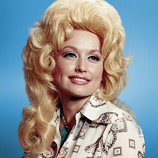 Ha muerto Dolly Parton, la dama del country con chaqueta de retales