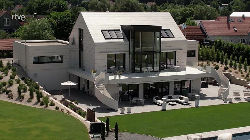 MILLONARIO EXTRANJERO BUSCA CASA EN ESPAÑA - Escuchar ahora