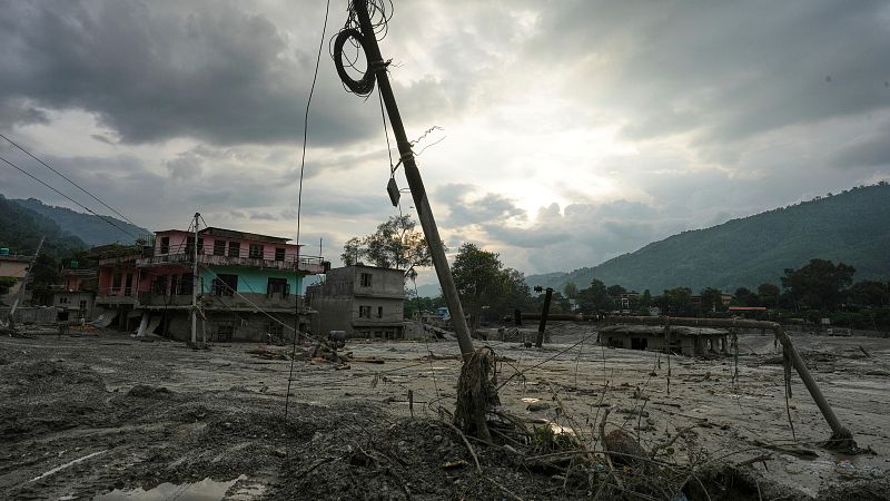 Cinco Continentes - Nepal y Tibet buscan a contrarreloj a los desaparecidos por la riada - Escuchar ahora