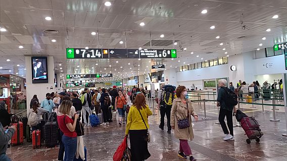 La tornada de vacances omple Sants i activa l?operaci� retorn