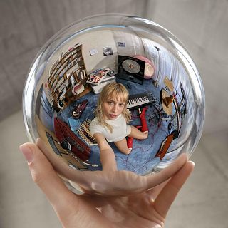 Angèle: solo el amor puede llenar nuestro vacío