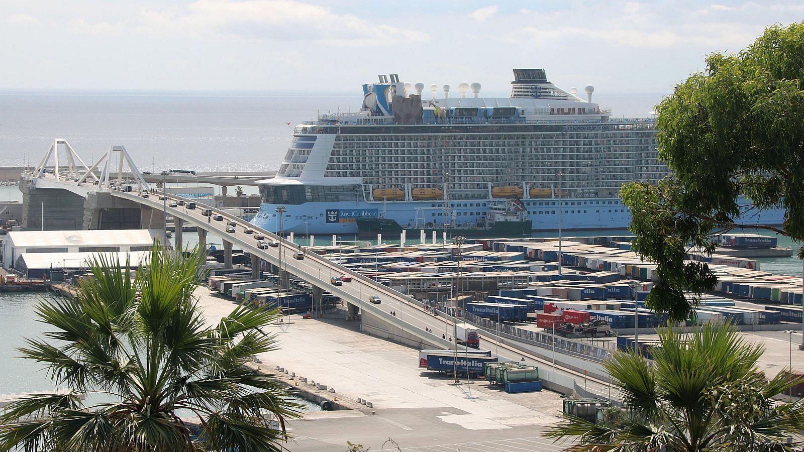 10 persones intoxicades per monòxid de carboni en un vaixell atracat al Port de Barcelona | LAURA MONILL