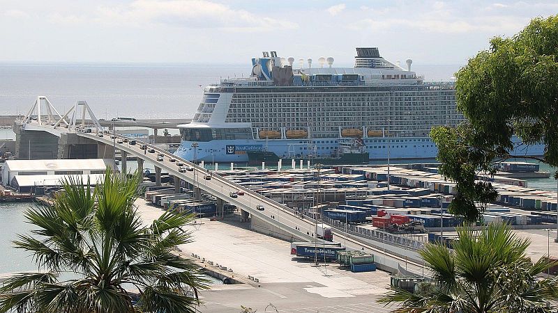 10 persones intoxicades per monòxid de carboni en un vaixell atracat al Port de Barcelona | LAURA MONILL
