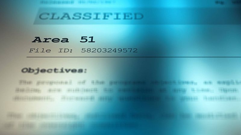 Documento clasificado sobre el Área 51, con ID de archivo 58203249572 y objetivos ilegibles.